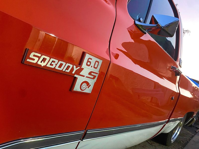 Emblema SQ Body 6.0 LS con turbo en la salpicadera